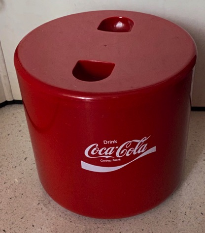 7560-1 € 5,00 coca cola ijsemmer rond rood plastic h12 d 12.jpeg